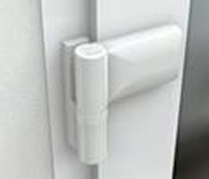 Eine Nahaufnahme eines weißen Türscharniers an einer weißen Tür.