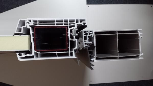 Eine Nahaufnahme von einem Stück Plastik auf einem Tisch