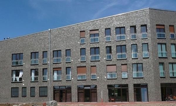 Ein großes Backsteingebäude mit vielen Fenstern