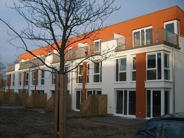 Eine Häuserreihe mit einem Baum davor