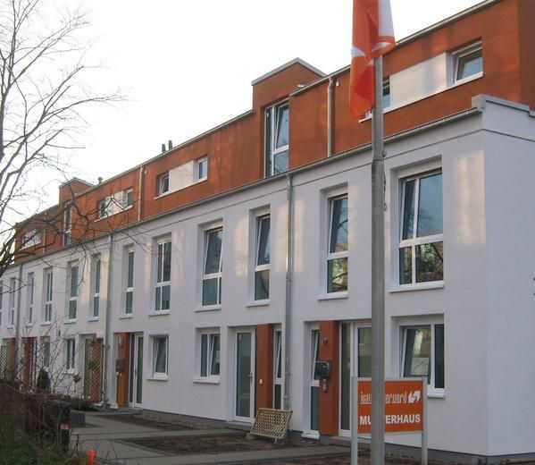 Eine Häuserzeile mit einem Schild mit der Aufschrift