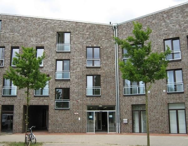 Ein Backsteingebäude mit einem davor geparkten Fahrrad