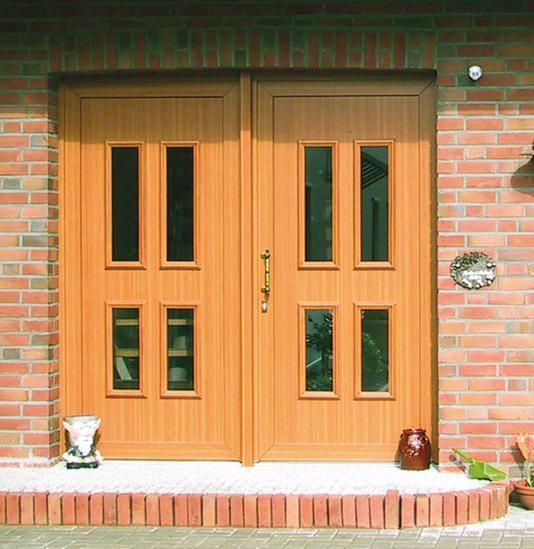 Eine Holztür mit einer Ziegelwand dahinter