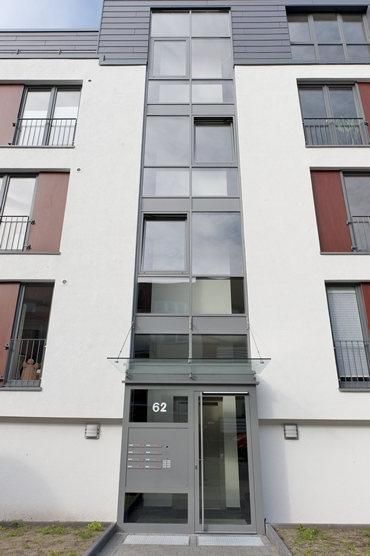 Ein Gebäude mit der Nummer 62 darauf