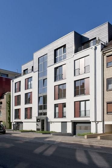 Ein großes weißes Gebäude mit vielen Fenstern