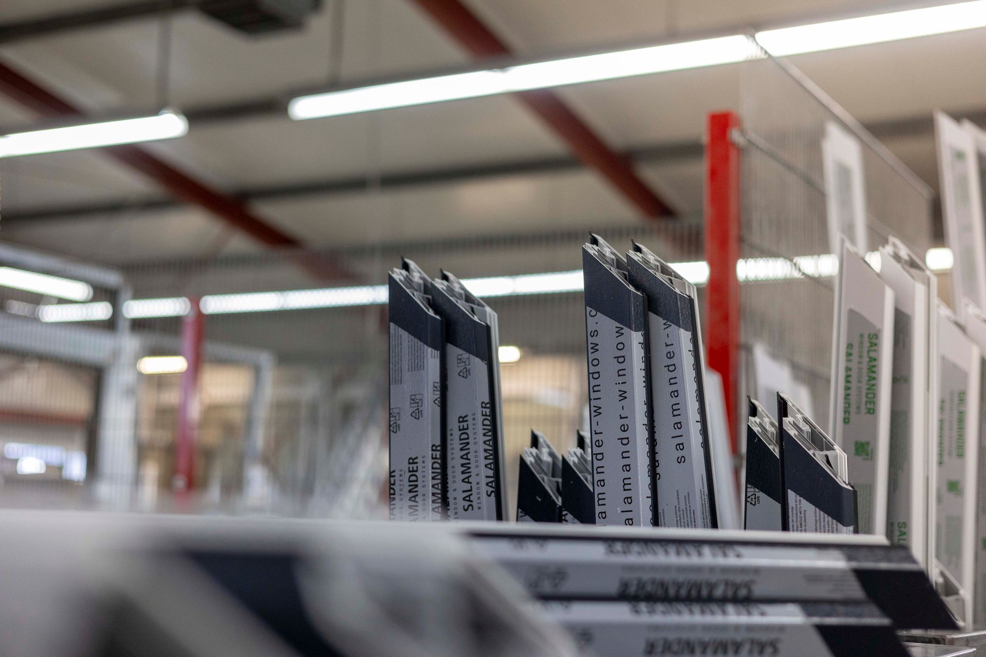 In einem Raum stehen mehrere Trophäen auf einem Regal.