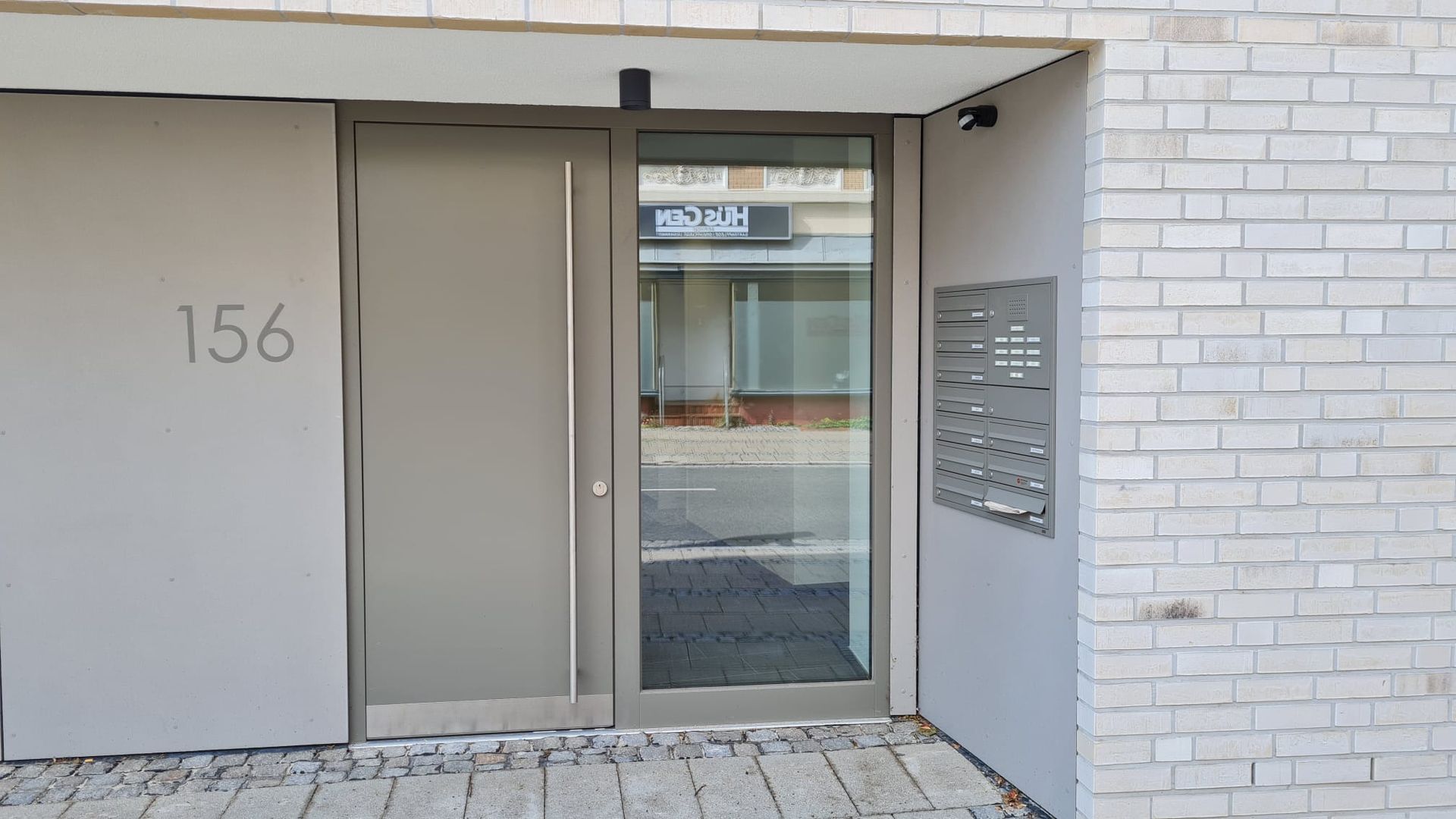 Die Eingangstür eines Gebäudes mit der Nummer 156