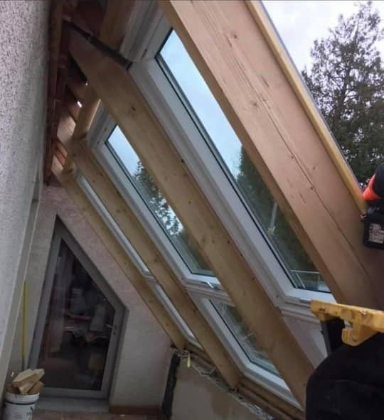 Grandes fenêtres de toit d'une maison