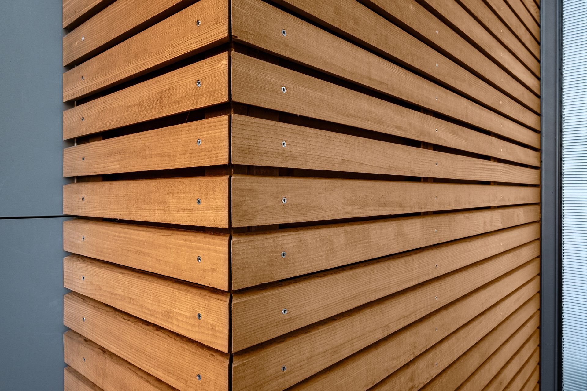 Bardage en bois à l'angle d'une maison