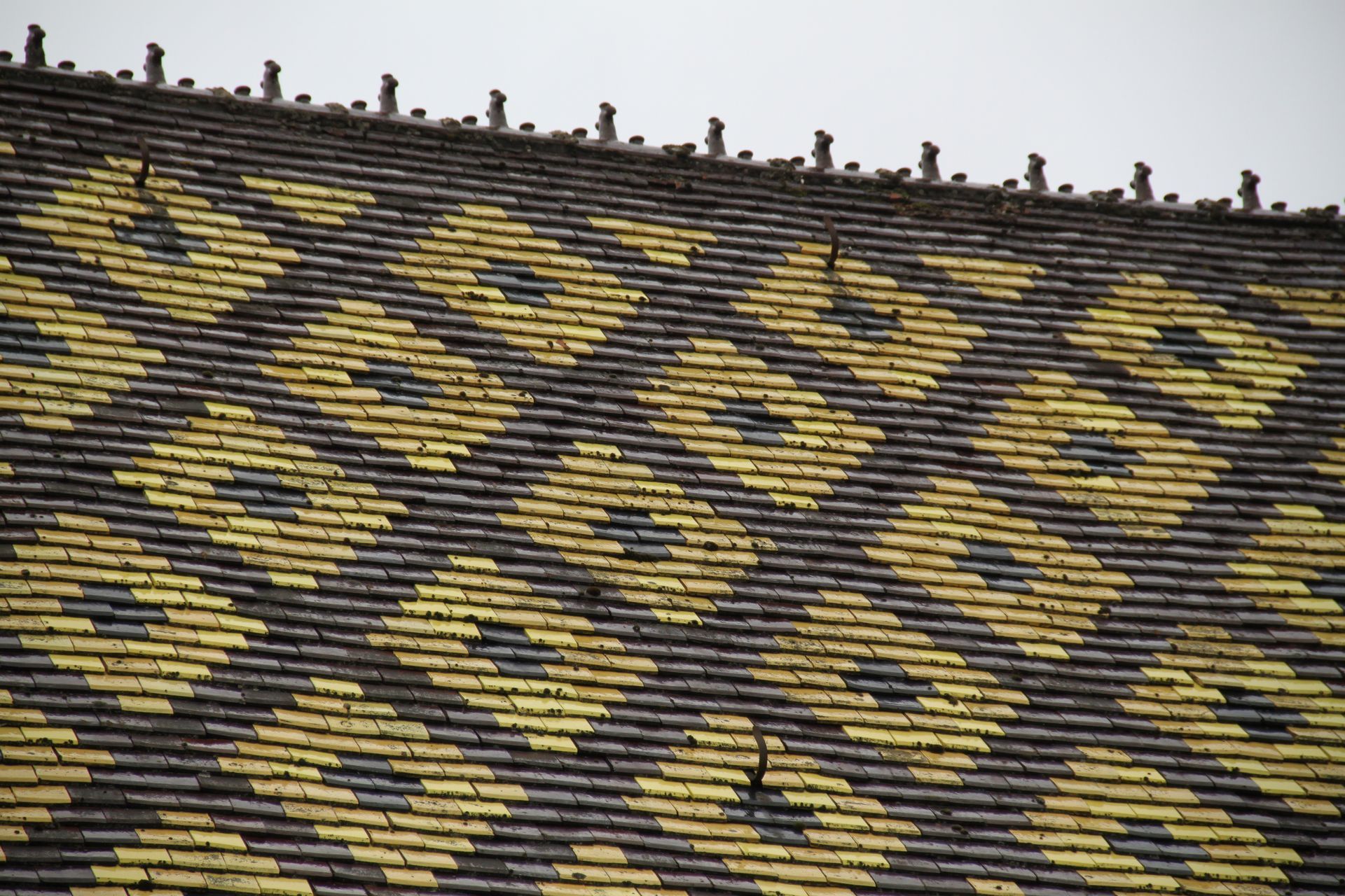 Tuiles peintes sur un toit ancien