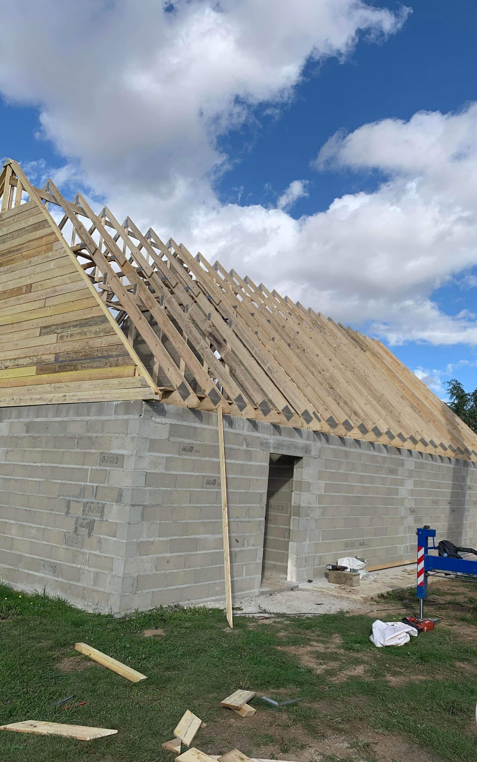 Une charpente en cours de création