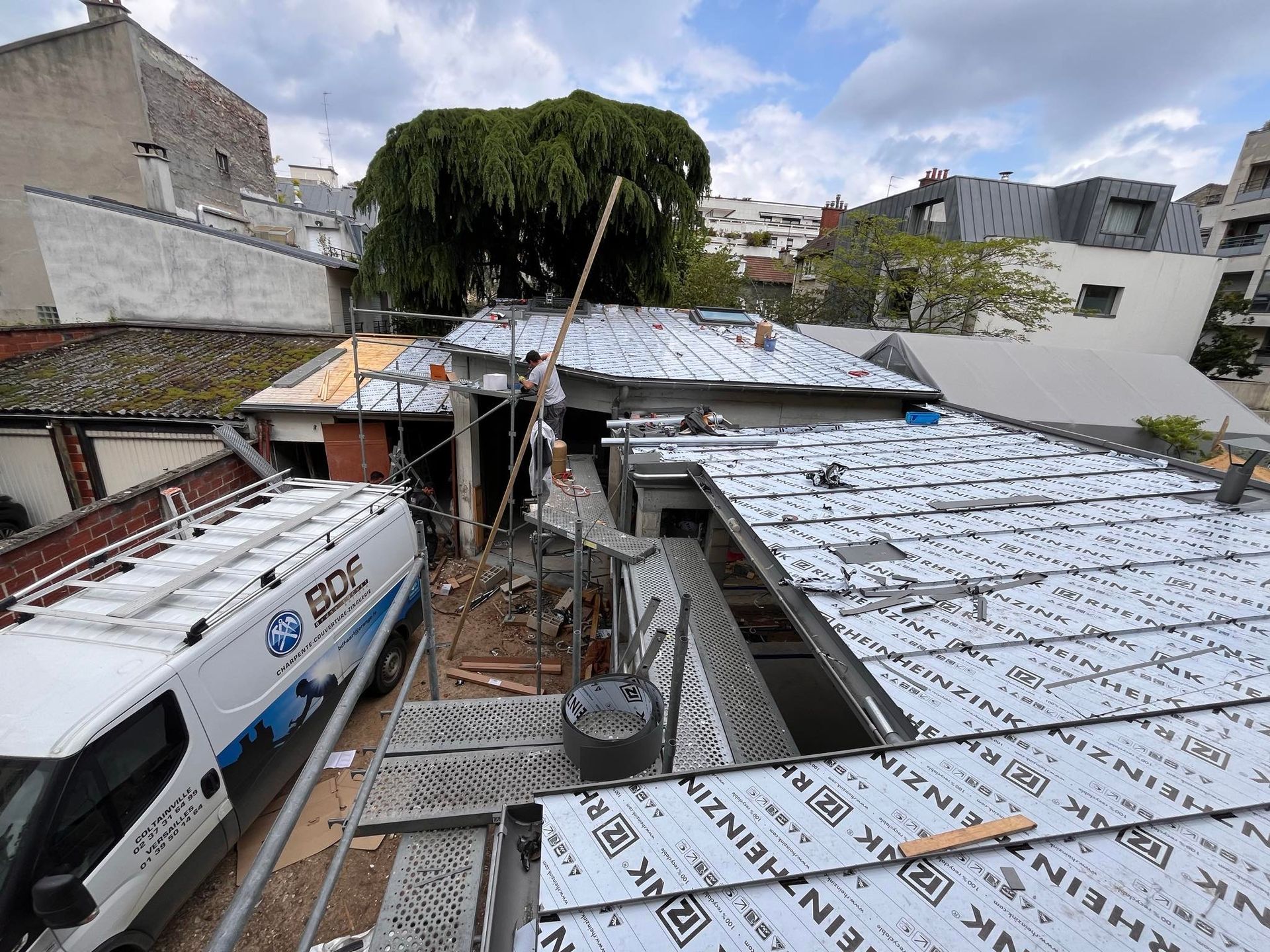 Camion de l'entreprise B.D.F. sur un chantier