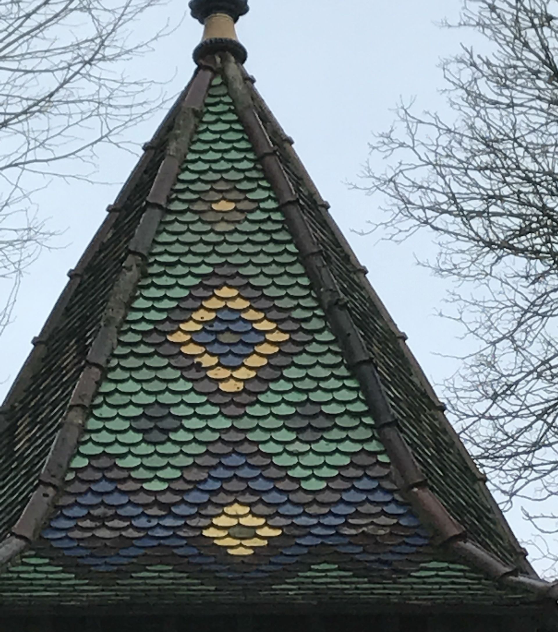 Motif sur une toiture formé par des tuiles peintes