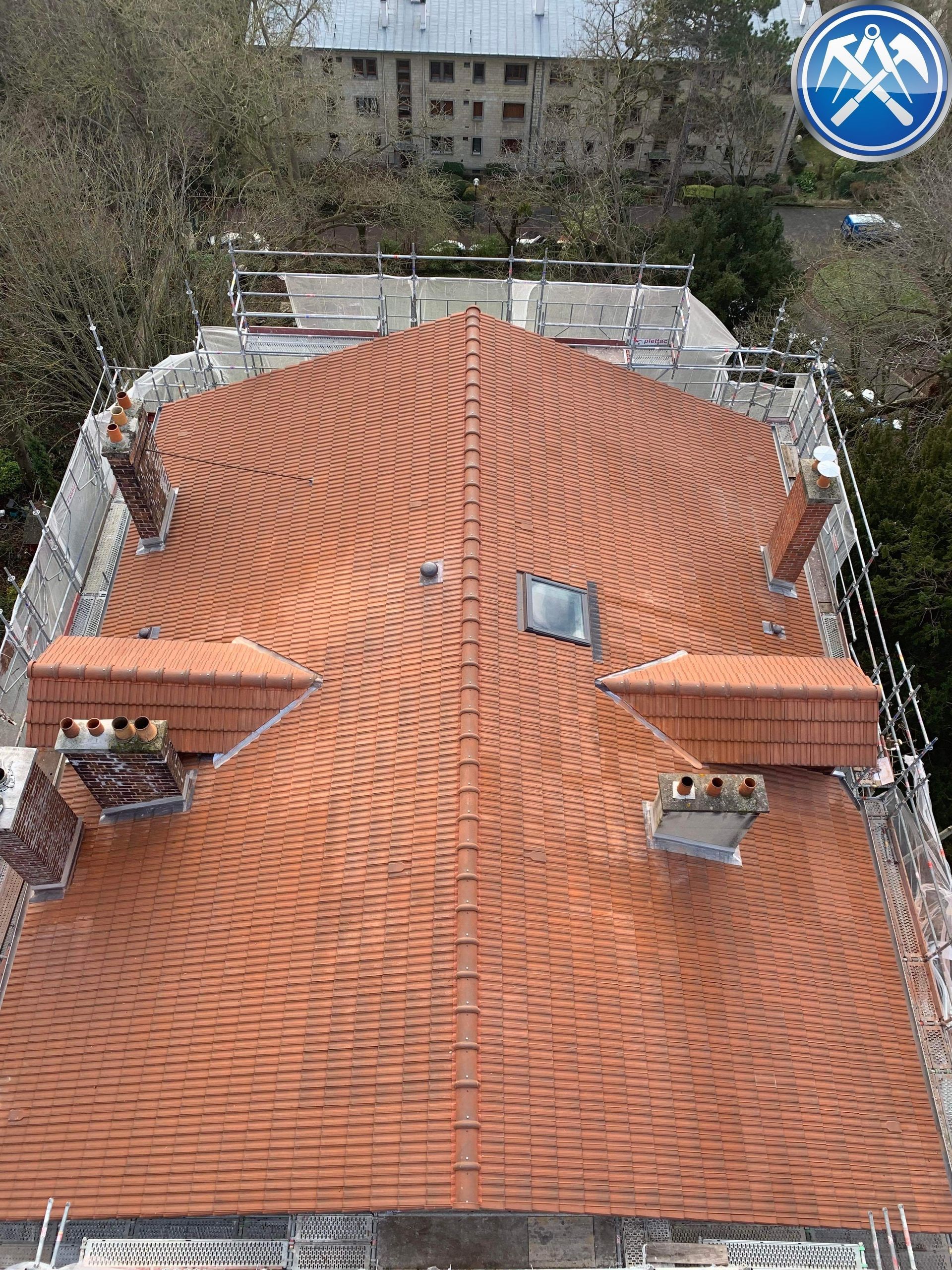Une toiture en tuile traditionnelle vue de haut