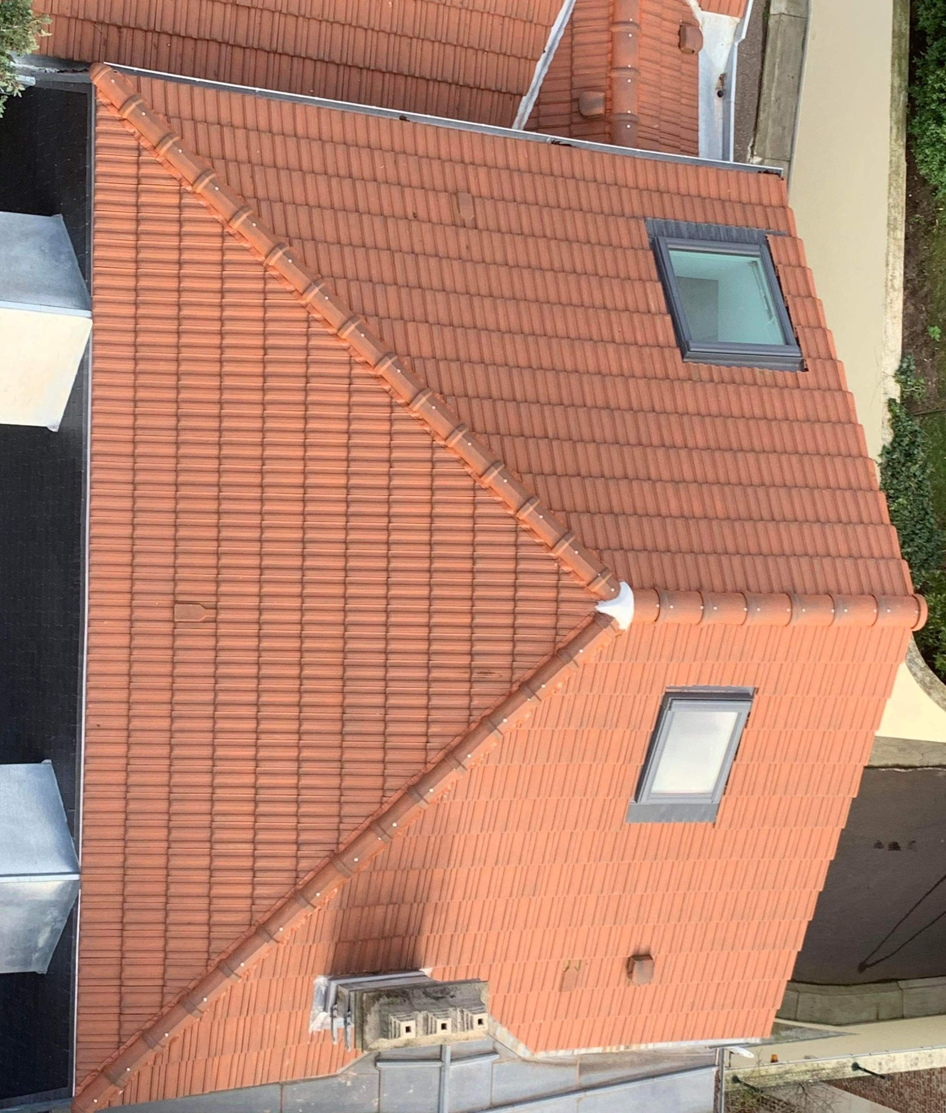 Toiture en tuiles avec deux fenêtres de toit