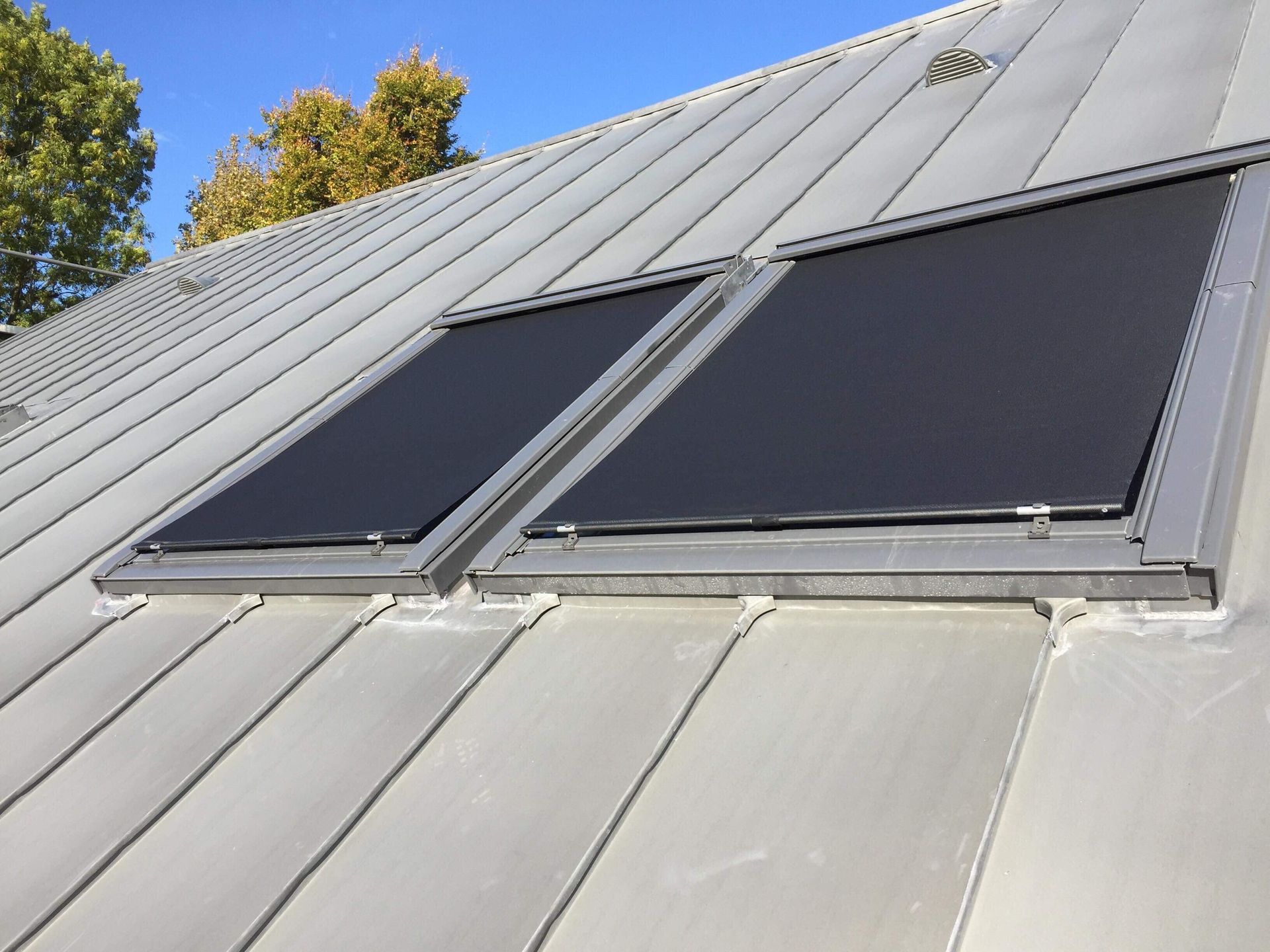 Fenêtres de toit avec store baissé