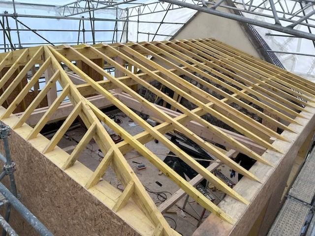 Une charpente sous travaux