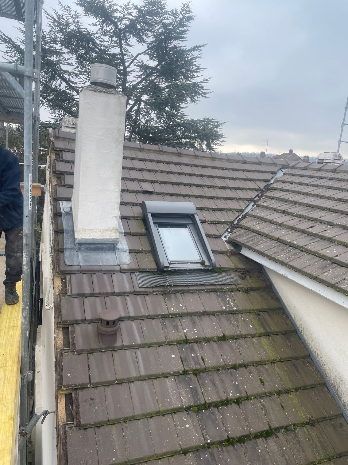 Toiture avec cheminée et fenêtre de toit