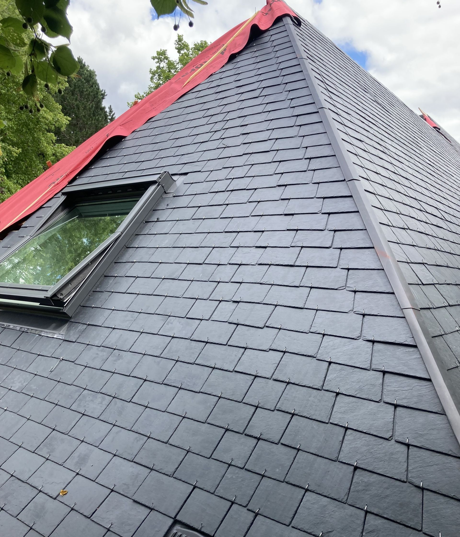 Travaux de couverture sur un toit en ardoise