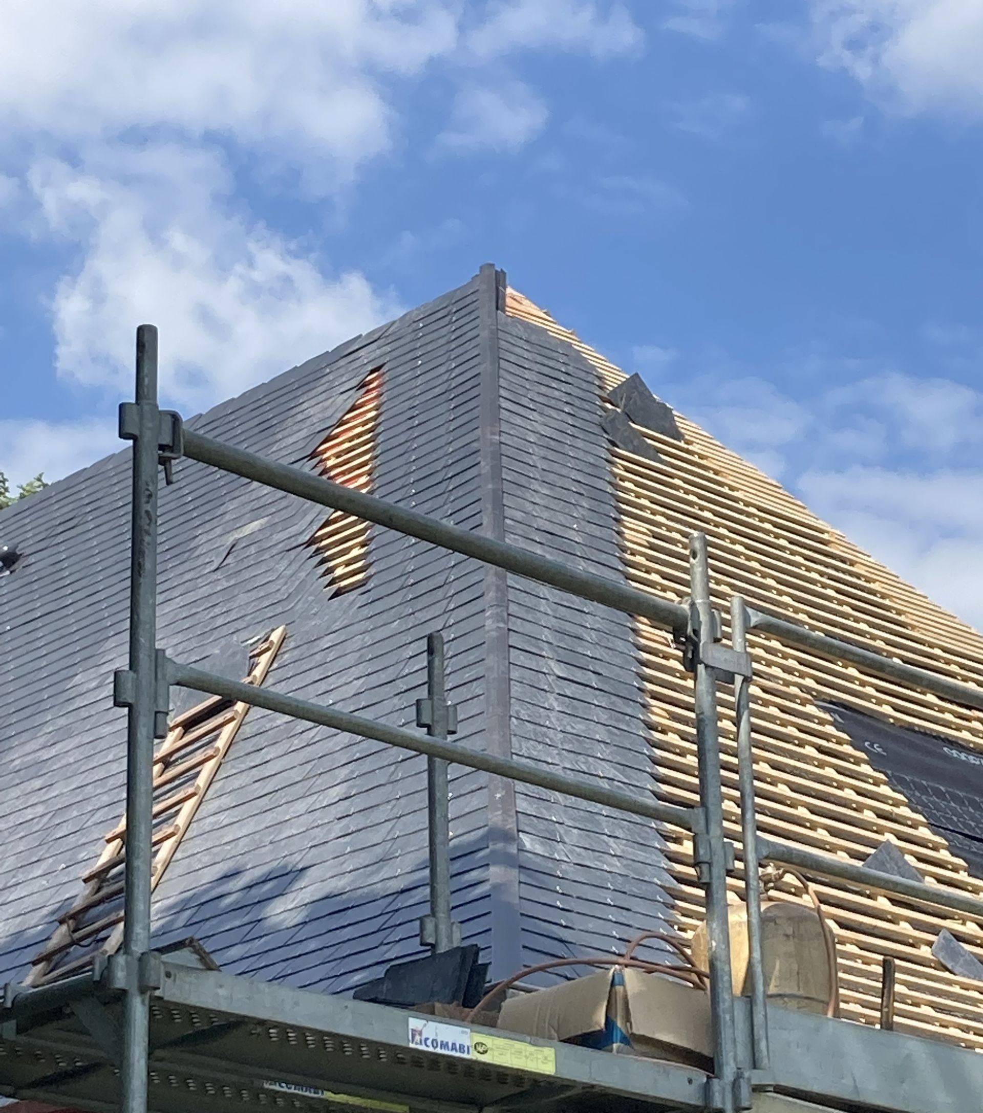 Toiture en tuiles en travaux