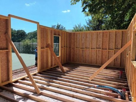 Une ossature en bois en cours de pose