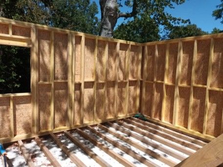 Chantier de construction d'un étage supplémentaire pour une maison