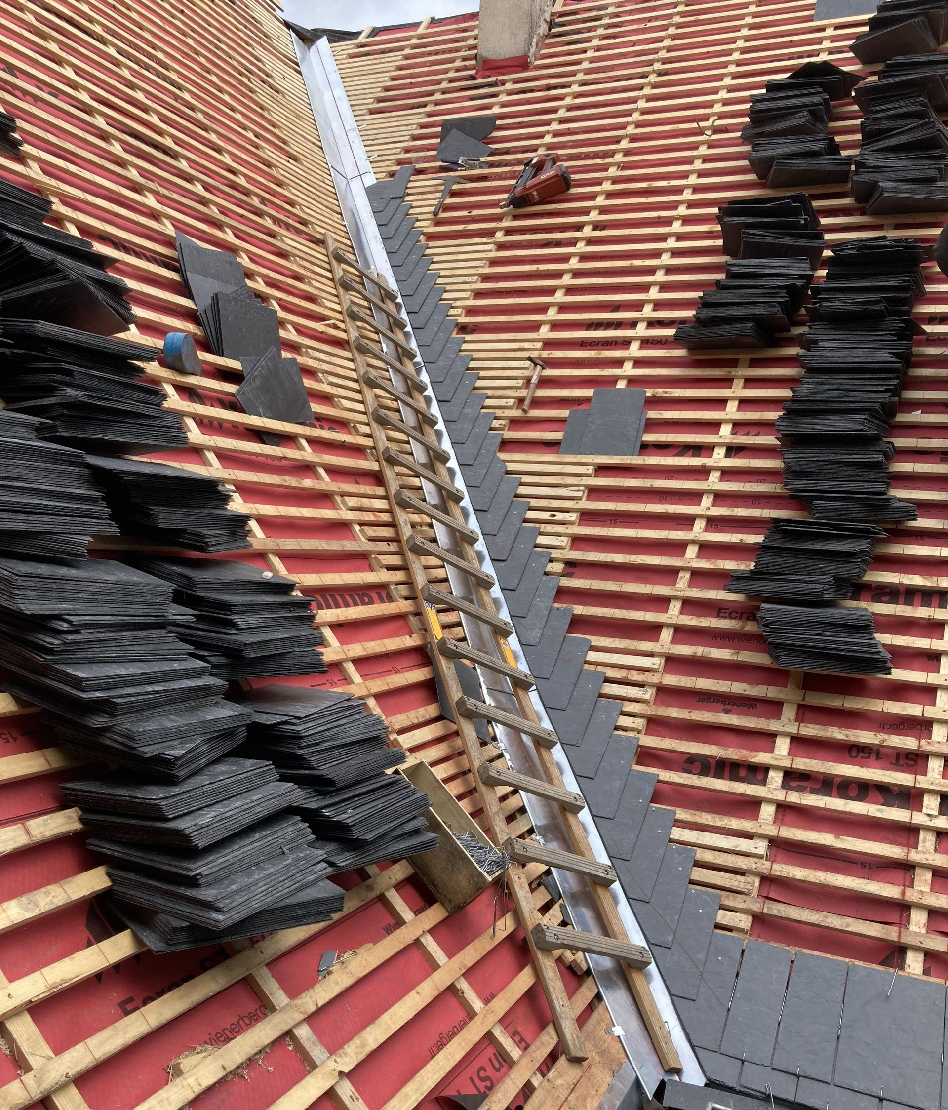 Travaux de pose d'ardoises sur une toiture