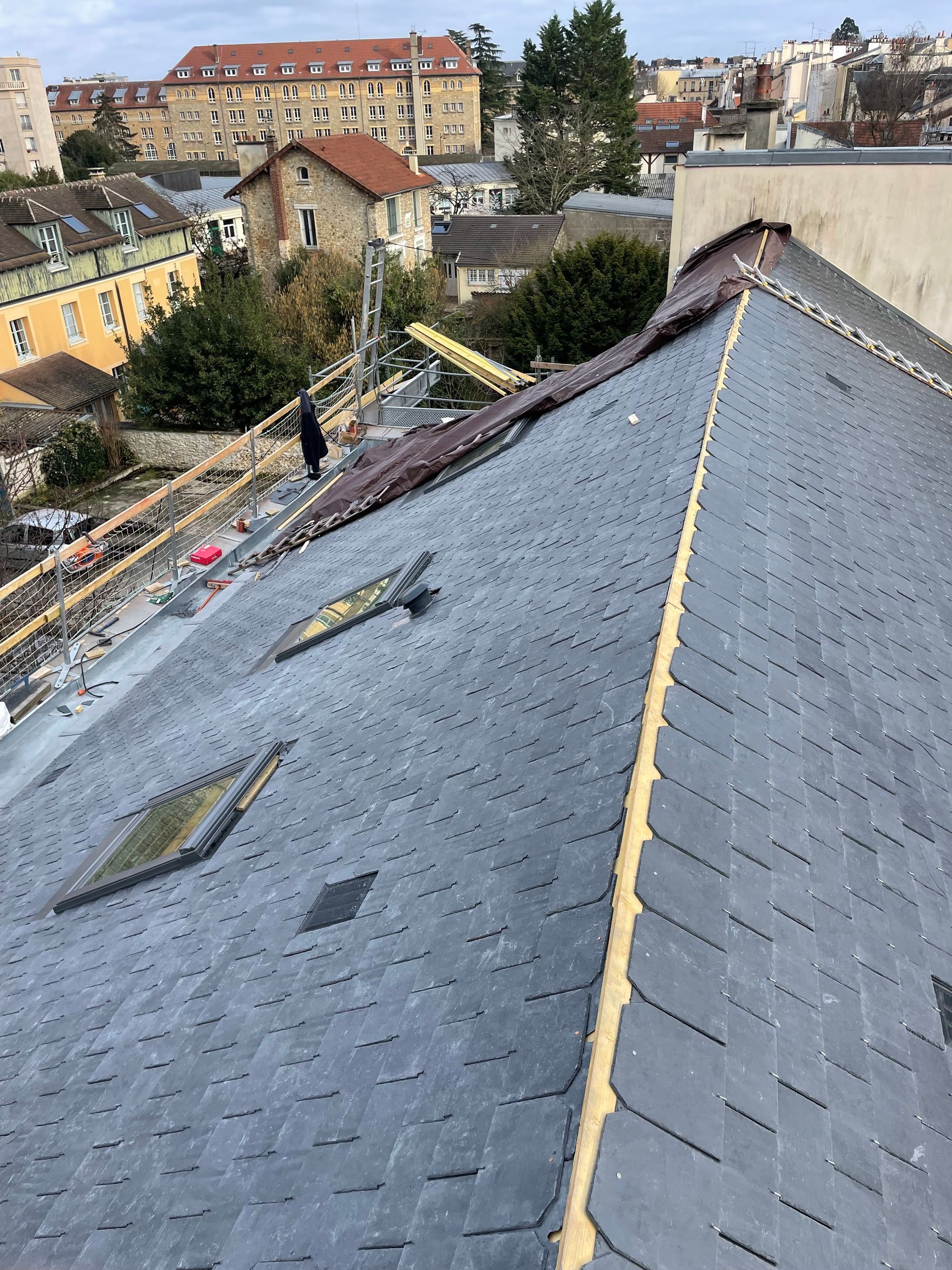 Chantier de rénovation d'une toiture en tuile