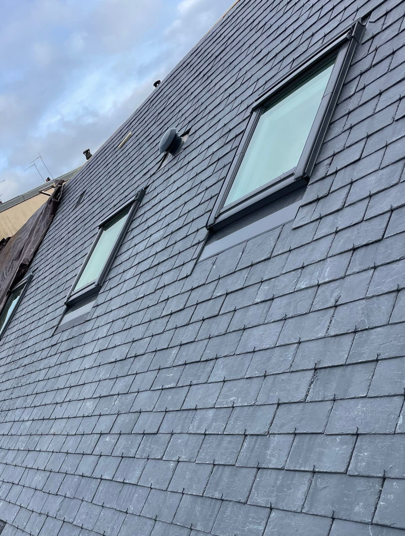 Deux fenêtres d'un toit en ardoise