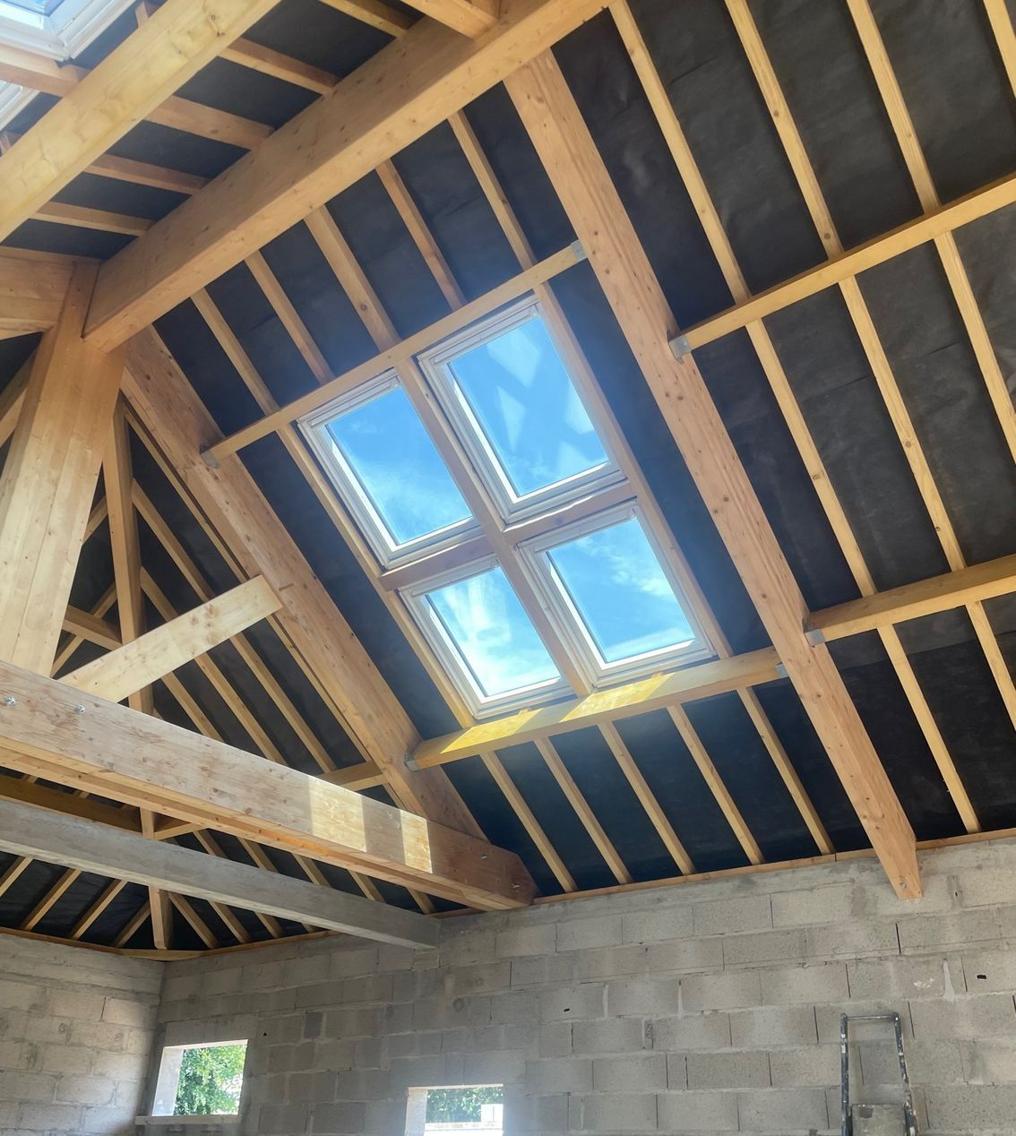 Fenêtre de toit vue du dessous des combles