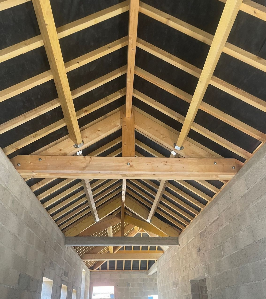 Charpente en bois vue du dessous du toit