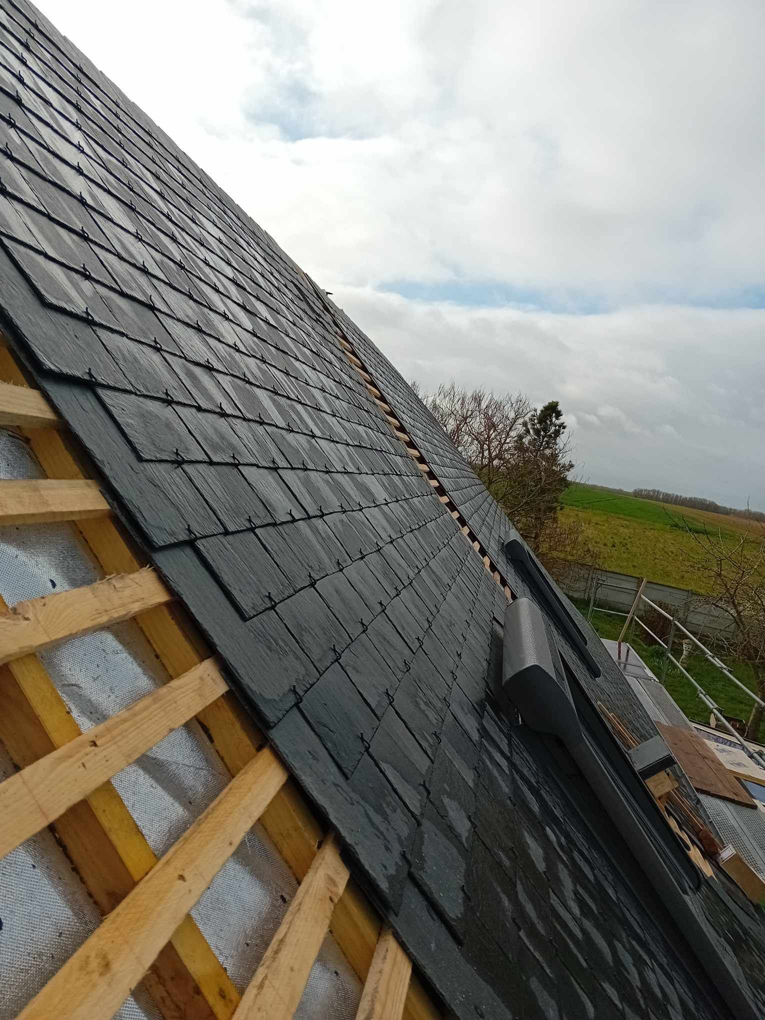 Travaux de rénovation d'une toiture en ardoise