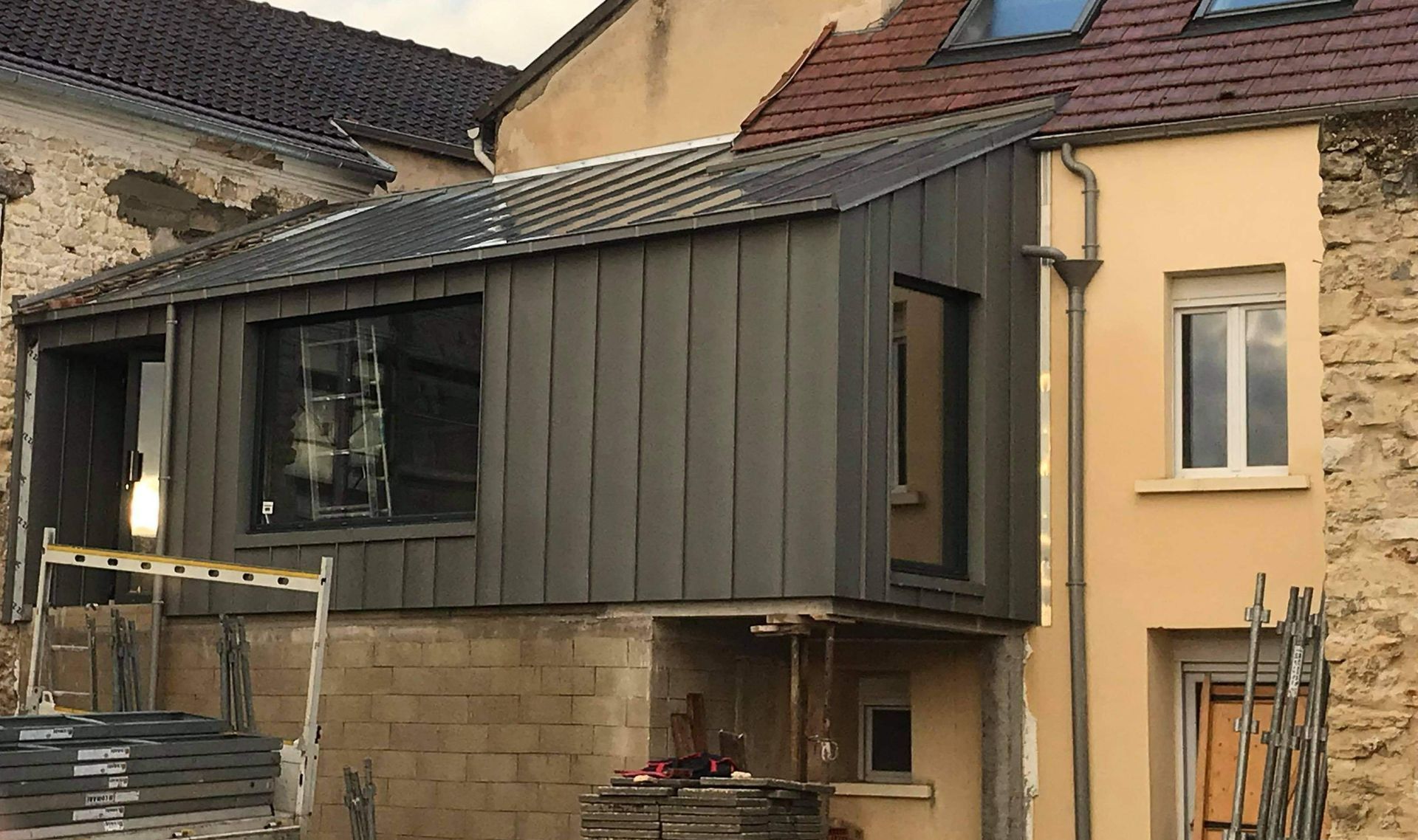 Extension de maison en métal noir