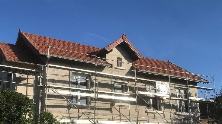 Façade d'une maison avec un échafaudage