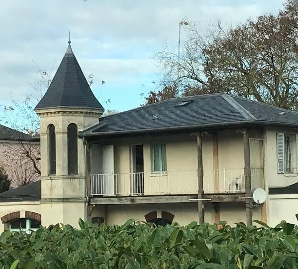 Clocher d'un vieux bâtiment à Versailles