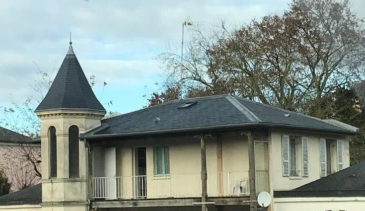 Maison ancienne avec clocher