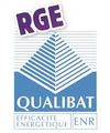 Logo de certification RGE Qualibat avec pyramide à rayures bleues et étiquette ENR verte