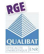 Logo de certification RGE Qualibat avec pyramide à rayures bleues et étiquette ENR verte