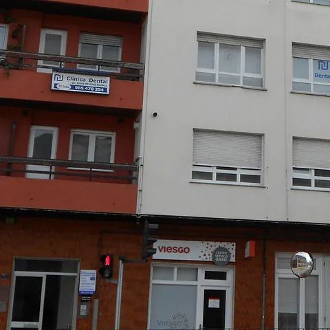 Un edificio con un cartel que dice Viesgo.