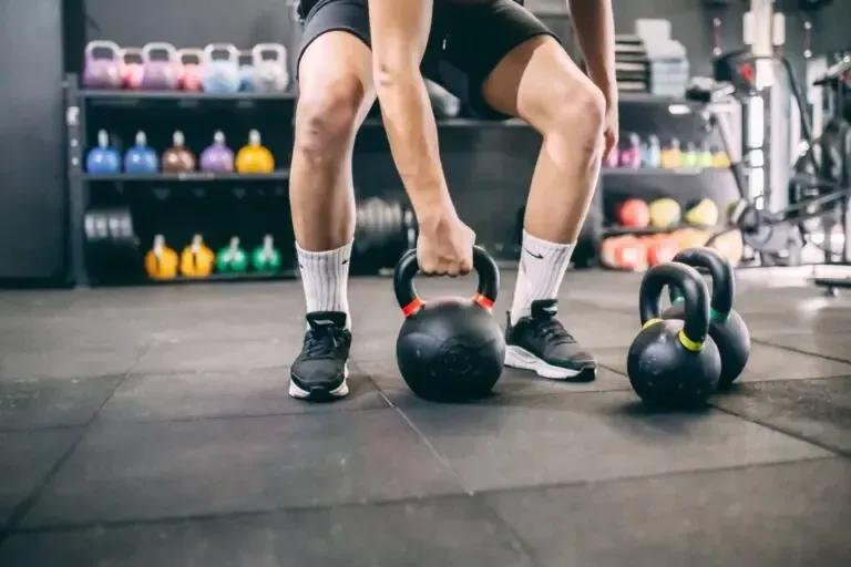 Logotipo de R5 Fight Academy con adultos y niños entrenando artes marciales, ambientado en un gimnasio.