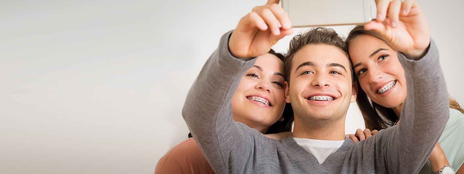 Un hombre se toma un selfie con dos mujeres.