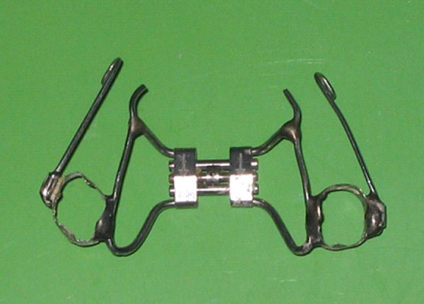 Un par de gafas sobre una superficie verde.