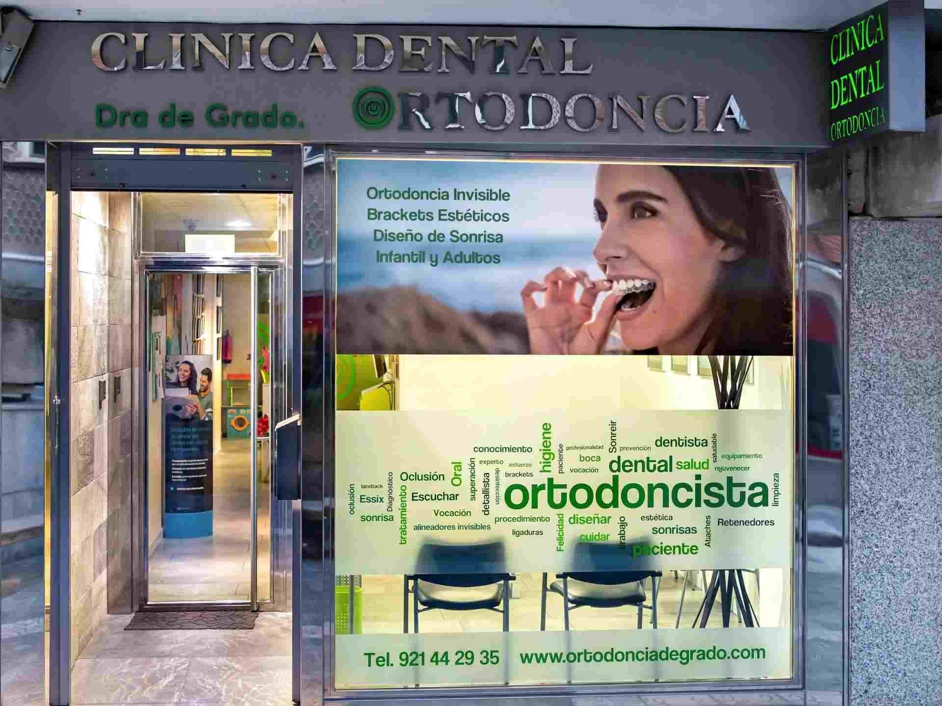 Una mujer se cepilla los dientes en el escaparate de una clínica dental.