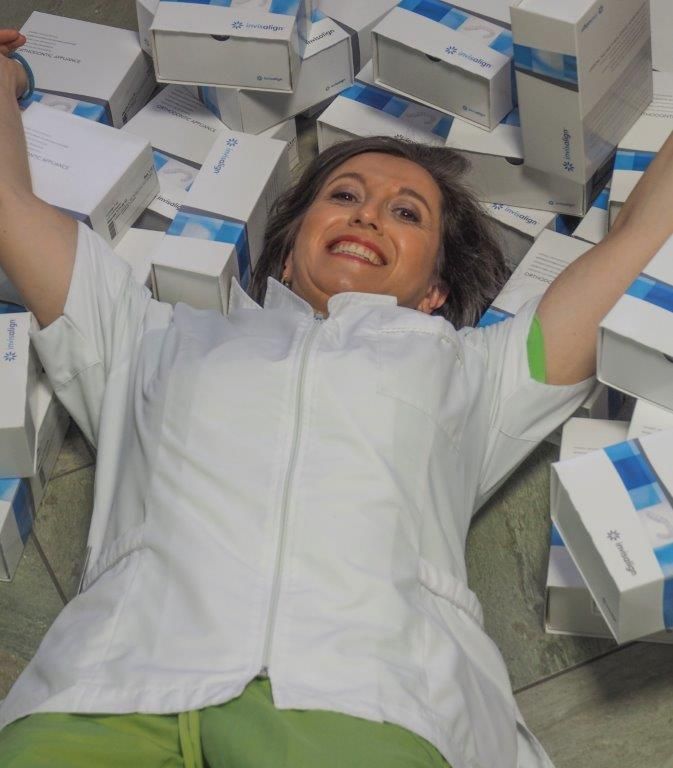 Una mujer con una bata blanca está acostada en una pila de cajas.