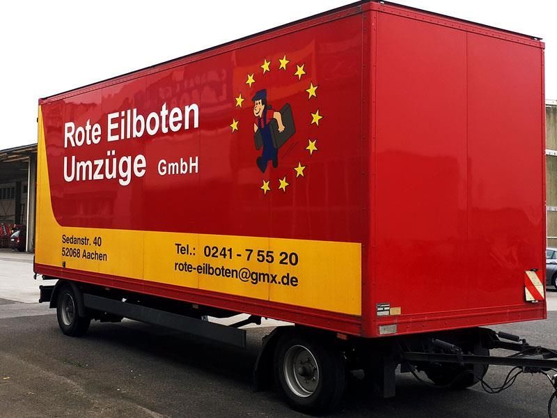 Auf einem rot-gelben LKW steht die Rote Eilboten Umzüge GmbH