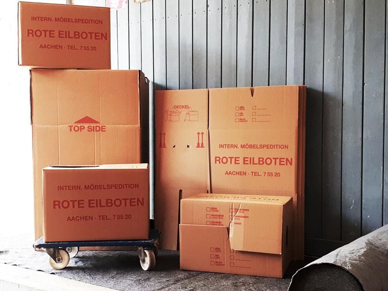 Ein Wagen voller Kisten mit der Aufschrift „Rote Eilboten“