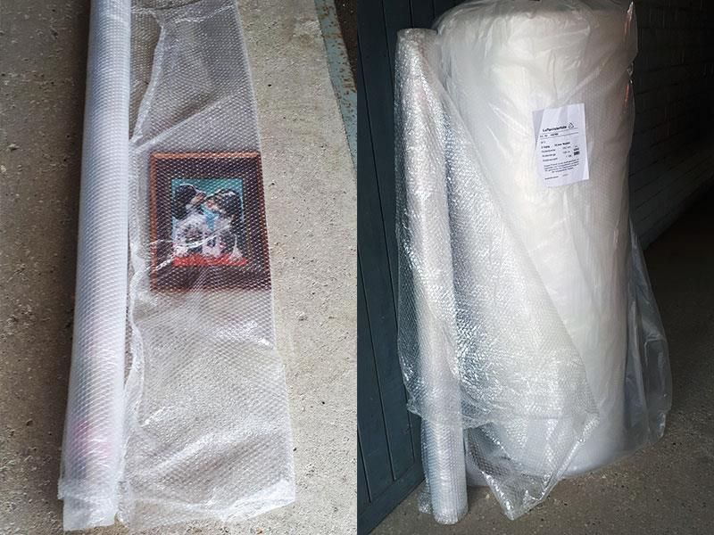 Ein Bild ist in Plastik und eine Rolle Luftpolsterfolie eingewickelt