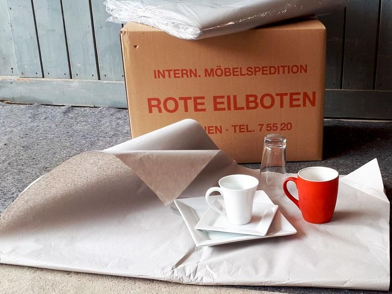 Eine braune Kiste mit der Aufschrift „Rote Eilboten“