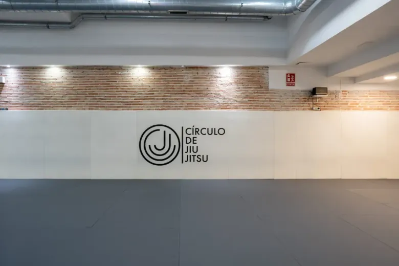 Icono de marcador de posición gris claro con un sol y montañas sobre fondo blanco