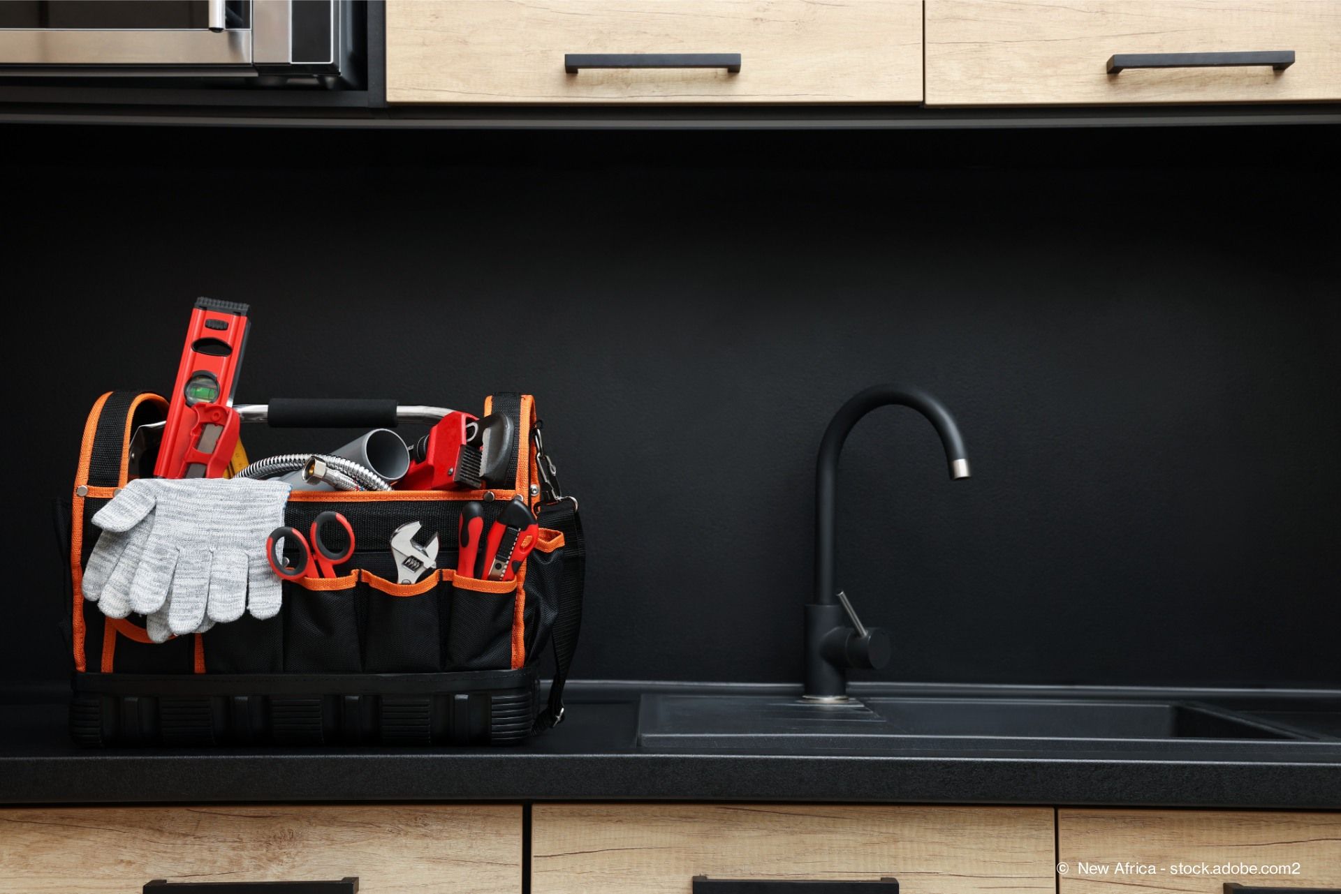 Verschiedene Tools auf einer Küchenanrichte